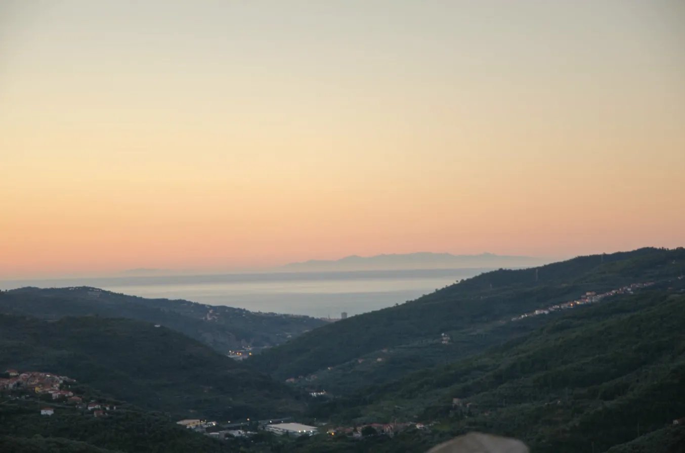Blick ins Tal mit Korsika am Horizont