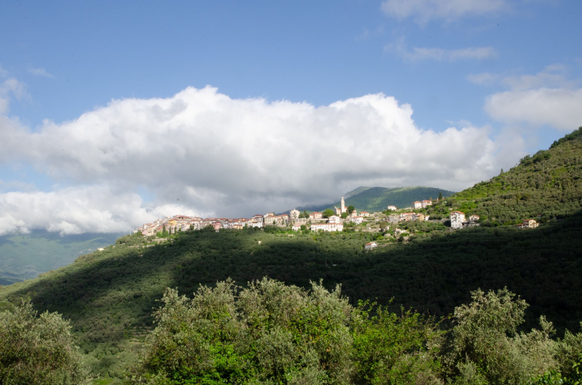 Torria, Blick über die Dächer des Dorfes ins Impero-Tal